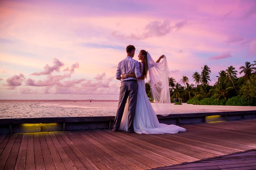 Boda en la playa con una pareja y una puesta de sol